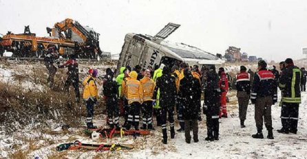 Poledica uzrokovala tri saobraćajne nesreće u Konyi: Poginulo sedam, a povrijeđeno 25 osoba