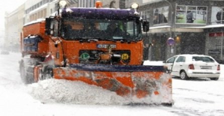 Iako je snijeg pao u nedjelju, čiste samo glavne saobraćajnice