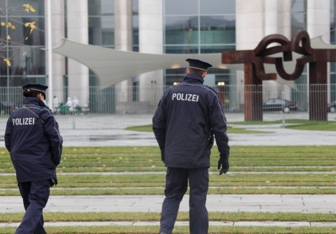 Kancelarija Angele Merkel blokirana zbog sumnjivog paketa