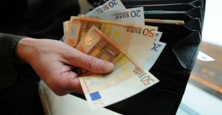 Ovo može samo u BiH: Graničar slagao putnicu da je počinila prekršaj, pa joj uzeo 250 eura mita