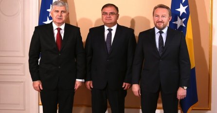 Izetbegović, Ivanić i Čović čestitali Božić