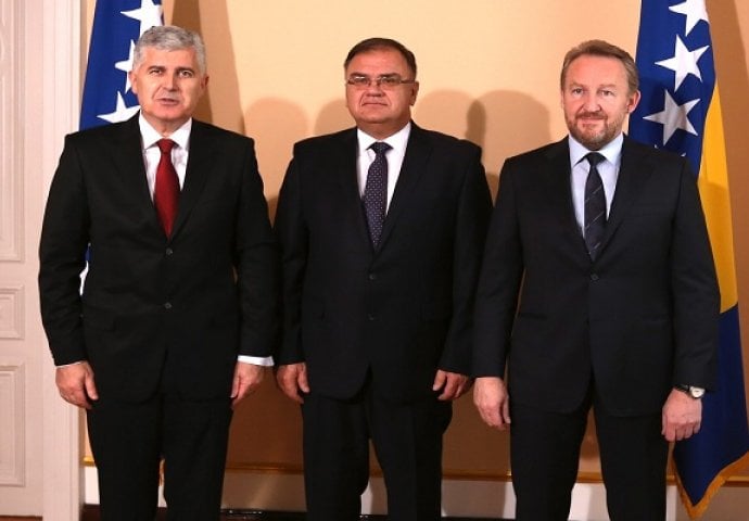 Izetbegović, Ivanić i Čović čestitali Božić