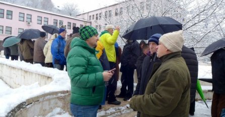 Vojni penzioneri ispred zgrade Vlade FBiH traže svoja prava