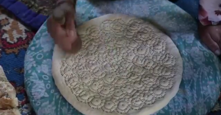 Čista umjetnost: Pogledajte kako oni prave tradicionalni hljeb (VIDEO)