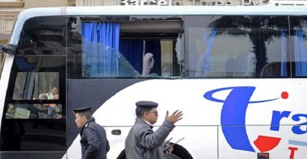 Autobus sa turistima napadnut u Kairu: Polomljena stakla na hotelu i autobusu