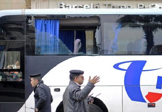 Autobus sa turistima napadnut u Kairu: Polomljena stakla na hotelu i autobusu