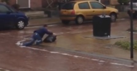 KOMŠIJA SE DOBRO NASMIJAO: Zbog leda po cesti morao četveronoške (VIDEO)