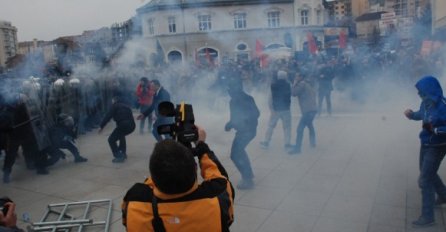 Opozicioni protesti u Prištini: Demonstranti kamenjem gađaju zgradu Vlade