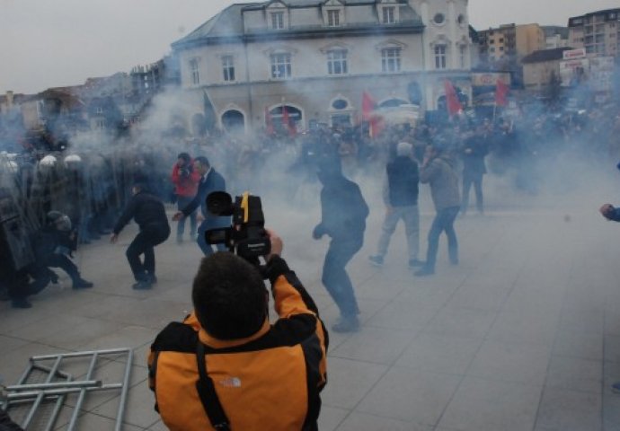 Opozicioni protesti u Prištini: Demonstranti kamenjem gađaju zgradu Vlade