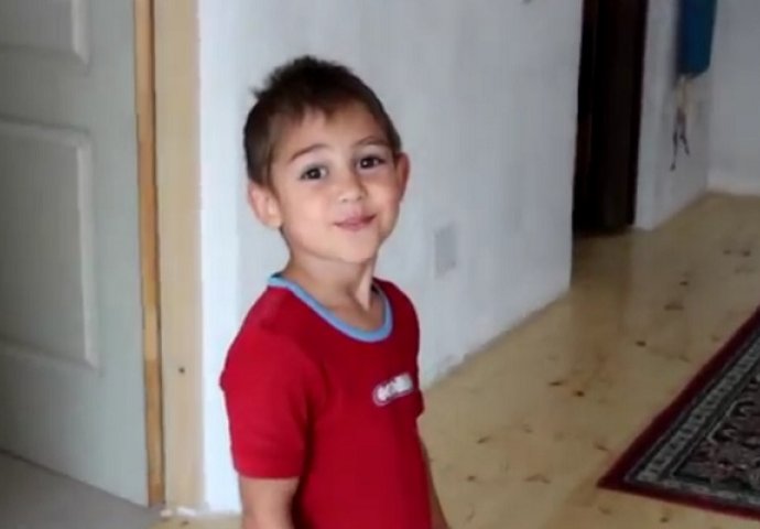 Dječak radi sklekove na kojim bi mu čak i bilderi pozavidjeli (VIDEO)