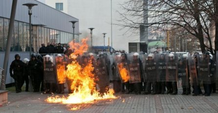 Bilans sukoba u Prištini: Povrijeđeno 10 policajaca, dva novinara, uhapšena 24 demonstranta