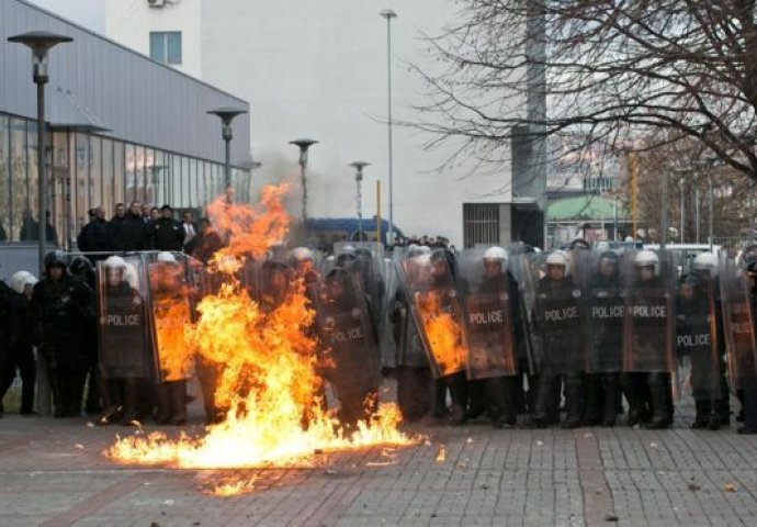 Bilans sukoba u Prištini: Povrijeđeno 10 policajaca, dva novinara, uhapšena 24 demonstranta