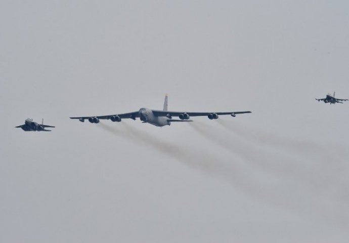 Nakon nuklearnog testa: Američki bombarder B-52 iznad Južne Koreje