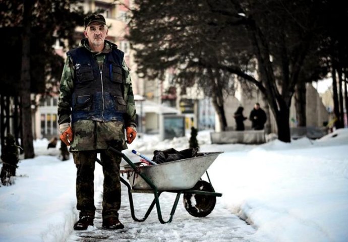 Bivši borac Armije BiH sakuplja limenke kako bi prehranio porodicu 