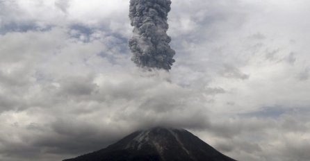 Mještani mirno posmatraju erupciju: Dim iz Sinabunga stapa se sa oblacima