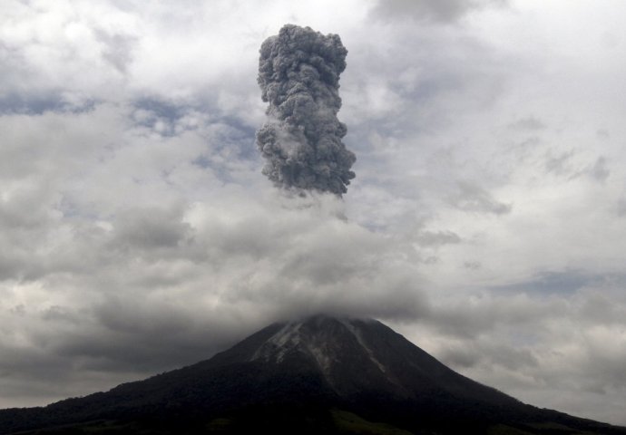 Mještani mirno posmatraju erupciju: Dim iz Sinabunga stapa se sa oblacima