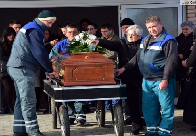 Pokopan ubojica iz Španskog, župnik odbio ubaciti grumen