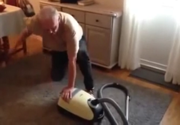 Ovako izgleda kada se muškarac prvi put u životu susretne sa usisivačem (VIDEO)