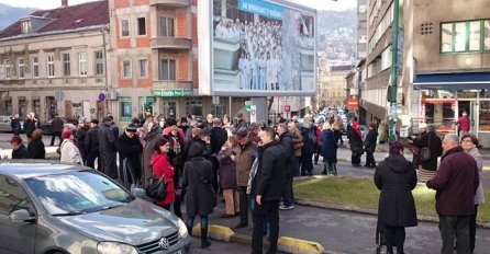 Sve više okupljenih ispred Opće bolnice: Građani pišu pisma podrške