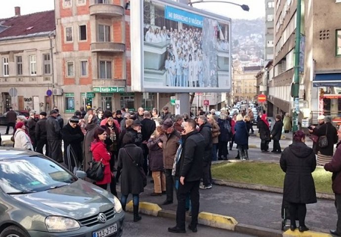 Sve više okupljenih ispred Opće bolnice: Građani pišu pisma podrške