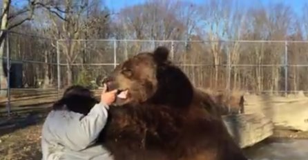 (VIDEO) Neobično prijateljstvo čovjeka i 680 kg teškog medvjeda