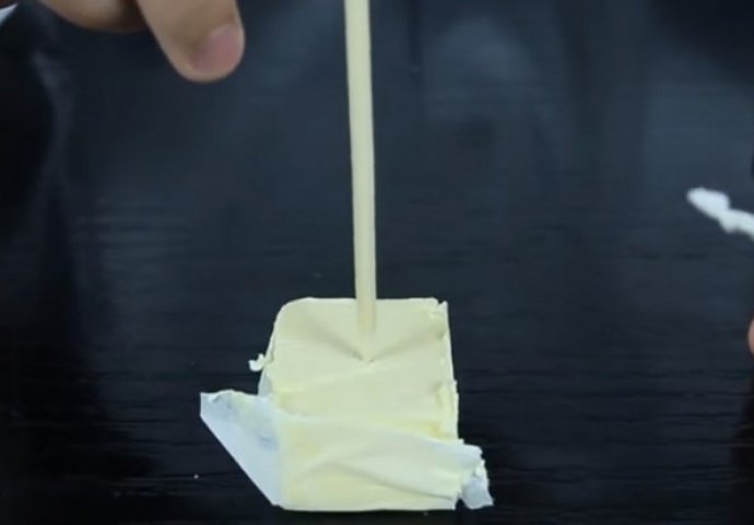 Uzeo je maslac i komadić maramice: Ostat ćete bez teksta kada vidite šta je napravio (VIDEO) 
