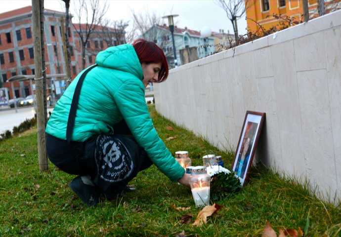 Mostarske majke upalile svijeće za tragično preminulog Mahira Rakovicu