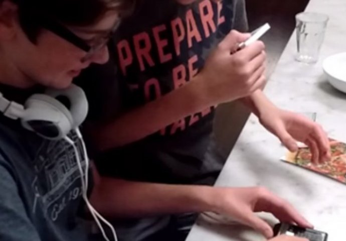 Pogledajte kako se današnja djeca snalaze s walkmanom (VIDEO)