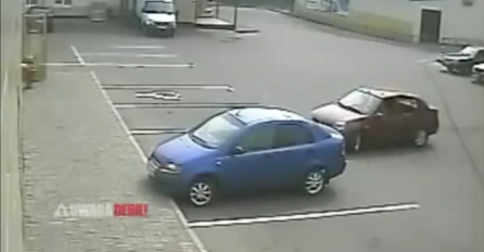 Da li je moguće udariti u jedina parkirana kola na praznom parkingu? (VIDEO)