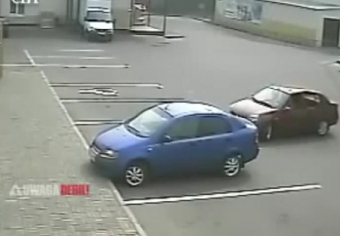 Da li je moguće udariti u jedina parkirana kola na praznom parkingu? (VIDEO)