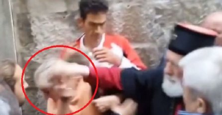 Mitropolit pravoslavne crkve udario stariju ženu u glavu (VIDEO)
