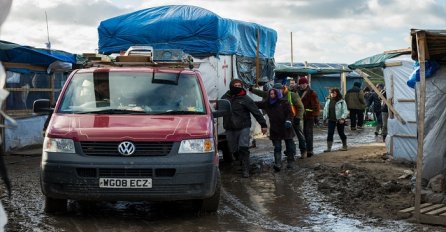 Calais: Izbjeglice smještene u kampu napuštaju šatore i zamjenjuju ih za "bolji život" u opremljenim kontejnerima