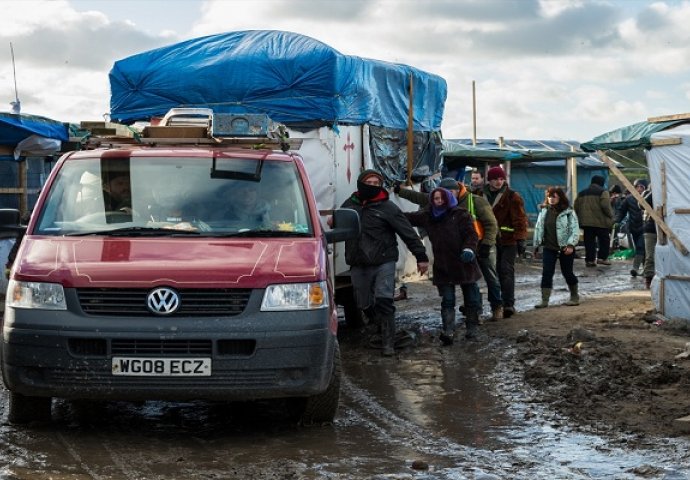 Calais: Izbjeglice smještene u kampu napuštaju šatore i zamjenjuju ih za "bolji život" u opremljenim kontejnerima