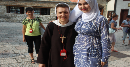 Još jedan dokaz multietničnosti Sarajeva i BiH: Zagrljaj kršćanke i muslimanke u dvorištu Begove džamije
