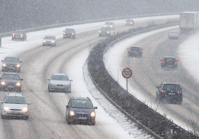 Saobraćaj u Srbiji usporen, ali su putevi prohodni