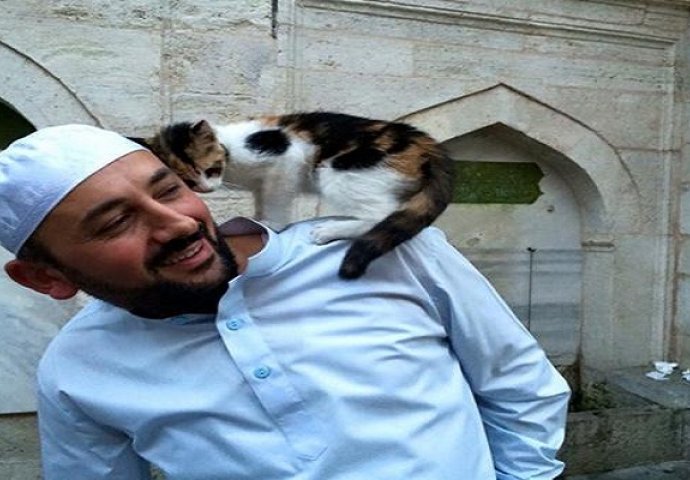 Otvorio džamijska vrata da ugrije promrzlu mačku, a ona mu je priredila veliko iznenađenje
