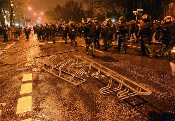 Sukob policije i demonstranata u Holandiji, građani ne žele migrante