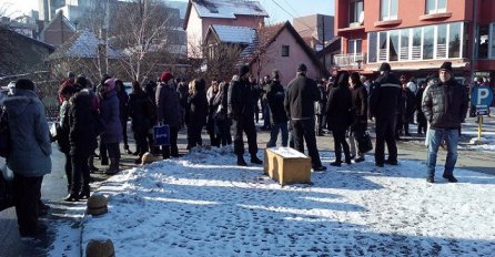 U Zenici blokiran ulaz na parking zgrade Vlade ZDK