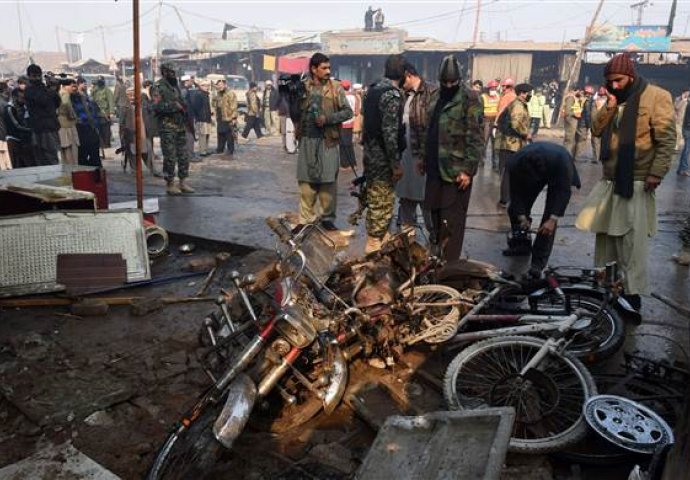 U napadu bombaša samoubice u sjeverozapadnom Pakistanu ubijeno 10 ljudi 