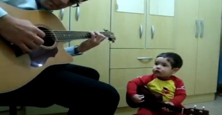 Dječak i njegov tata uzeli su gitare u ruke i osvojili svijet u tren oka (VIDEO)