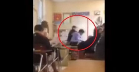 Učenik brutalno pretukao profesora na času, ispred cijelog razreda (UZNEMIRUJUĆI VIDEO)