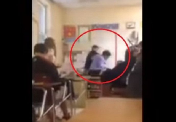 Učenik brutalno pretukao profesora na času, ispred cijelog razreda (UZNEMIRUJUĆI VIDEO)