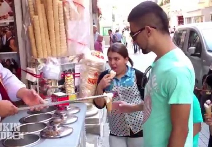 Istanbulski trgovac od prodaje sladoleda napravio nevjerovatnu atrakciju (VIDEO)