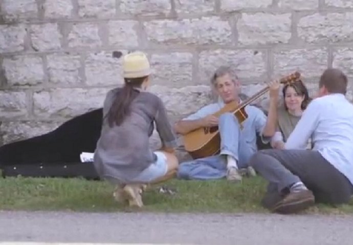 Kada ovaj beskućnik počne pjevati naježit ćete se, ovo je nešto najljepše što ćete čuti (VIDEO)