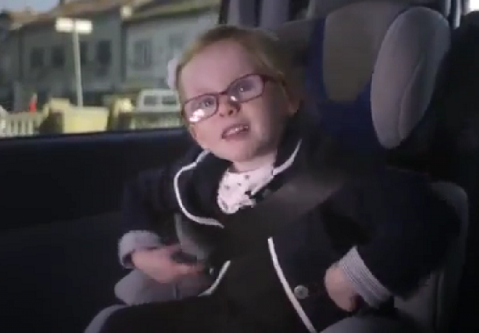 Kada vidite kako četverogodišnja djevojčica vozi kamion , oduševit ćete se (VIDEO)
