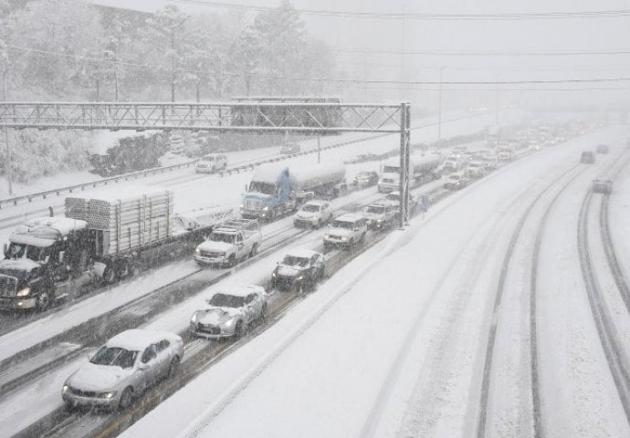 Snježna oluja  pogodila  SAD, više osoba poginulo