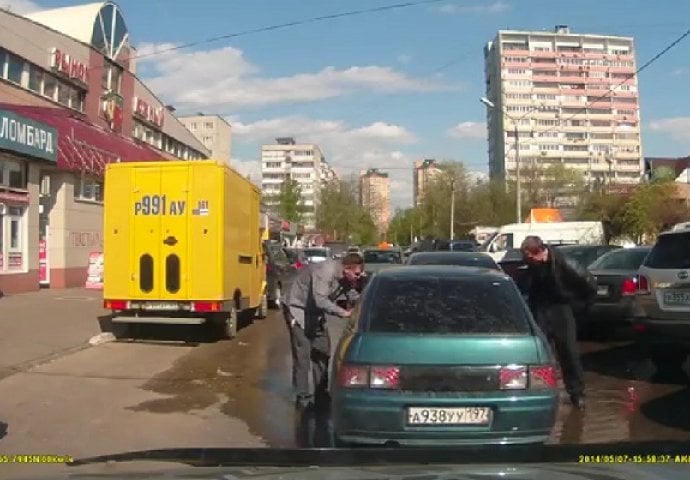 Mafijaši napali vozača Lade i napravili najveću grešku u svom životu (VIDEO)