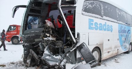 Zbog snijega i leda na putu: U sudaru autobusa i kamiona povrijeđeno 17 osoba