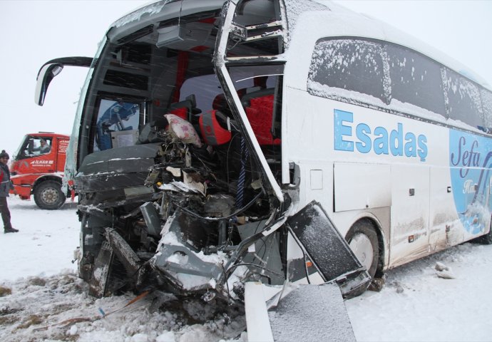 Zbog snijega i leda na putu: U sudaru autobusa i kamiona povrijeđeno 17 osoba