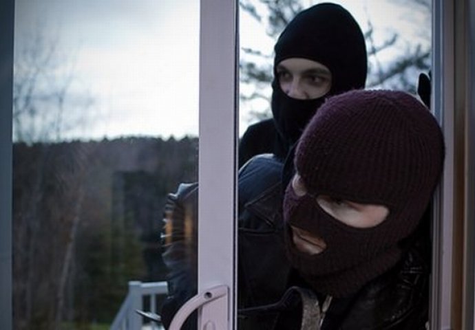 Filmska pljačka u Srbiji: Lopovi prerušeni u policajce provalili u kuću, savladali ukućane i pokrali ih
